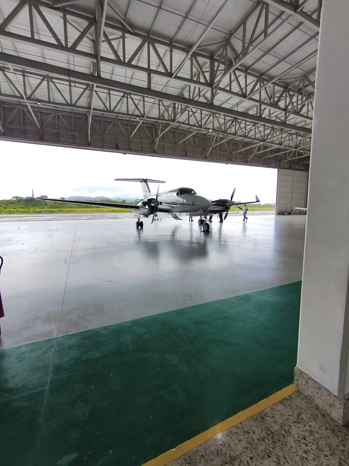 Aeronave executiva em hangar, contexto de transfer aeroportuário da FF Mobilidade