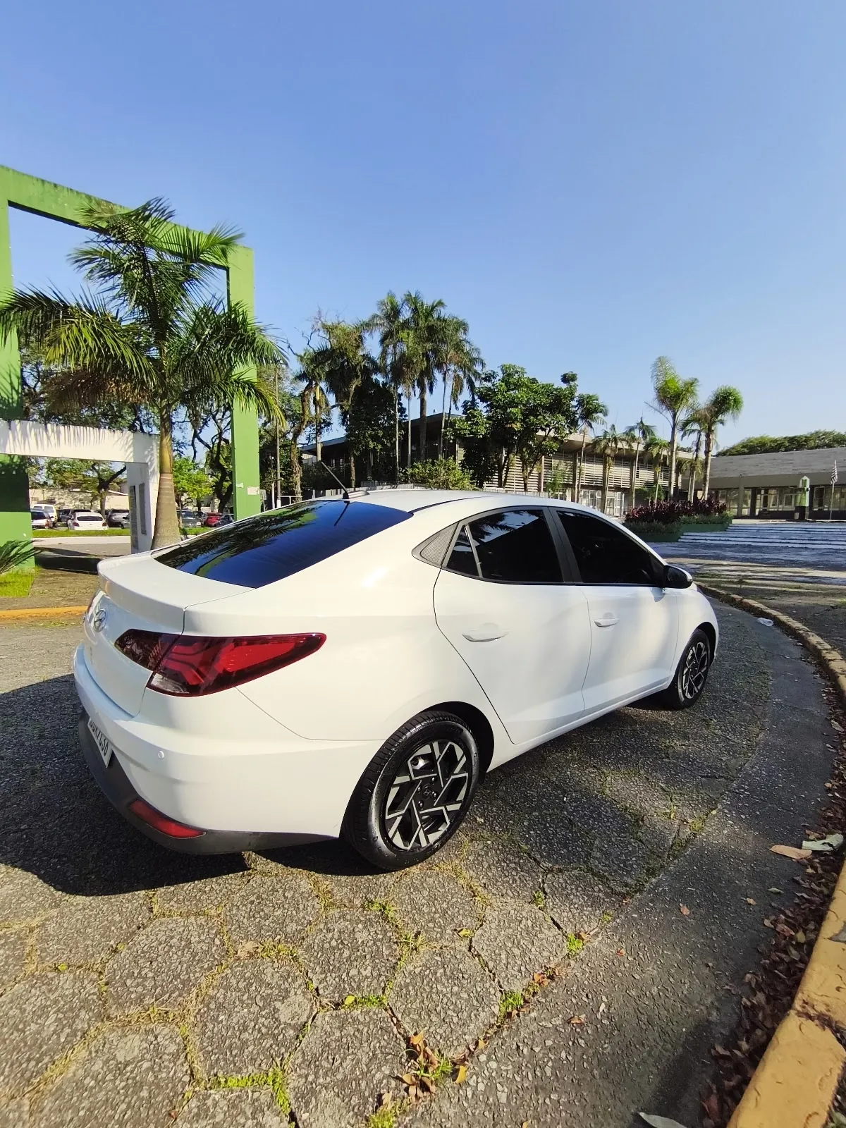 Sedan branco da FF Mobilidade pronto para embarque em São Paulo